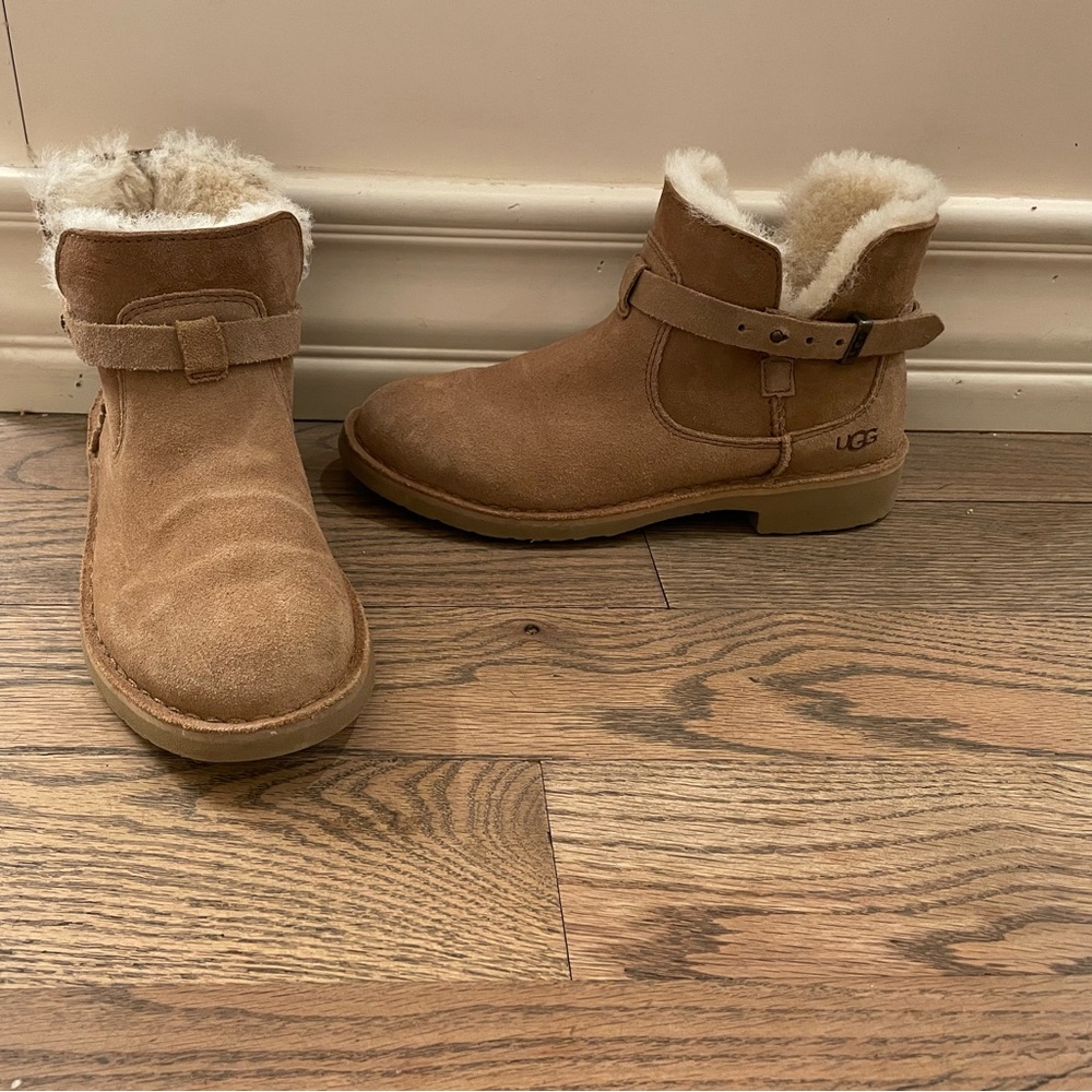 Ladies UGGS SIZE 6